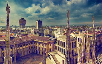 Panorama de Milan, Italie. Vue depuis la cathédrale. Palais royal de Milan – Palazzo Realle et tour Velasca en arrière-plan, fin de journée
