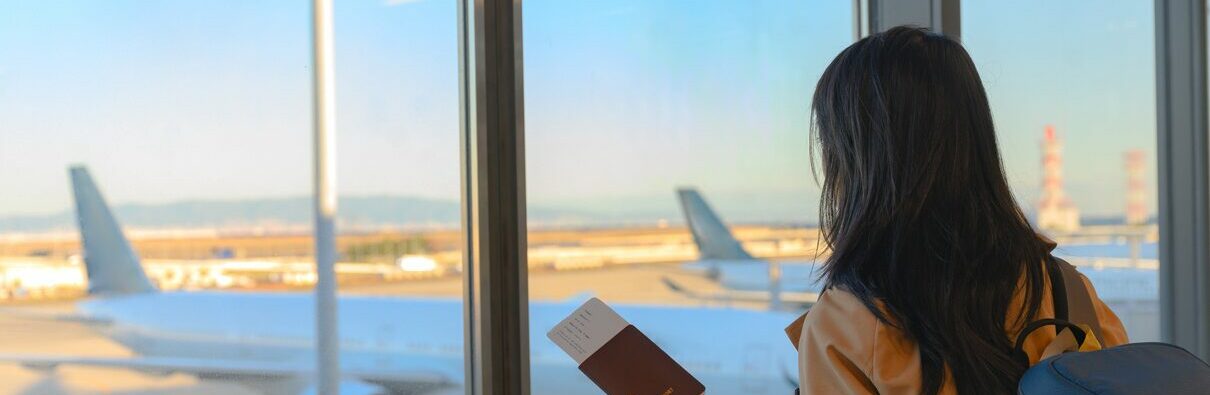 Une voyageuse à l'aéroport avec son passeport
