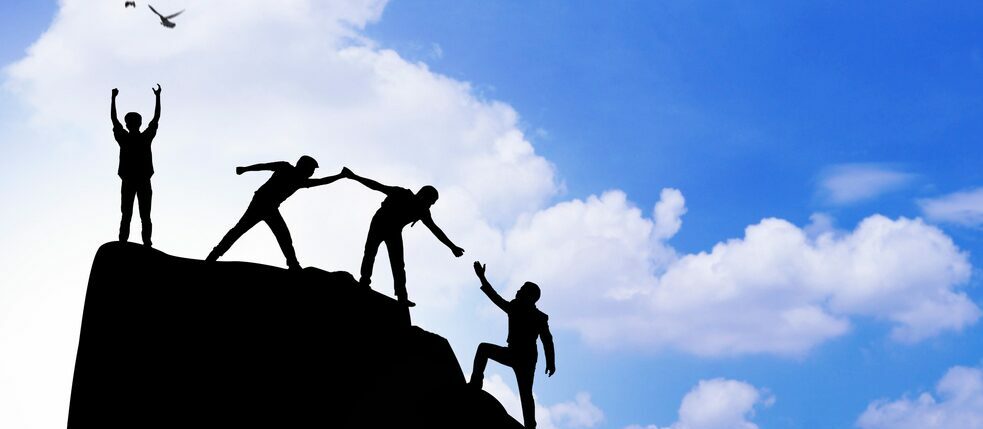 Une équipe grimpe une montagne - esprit d'équipe -