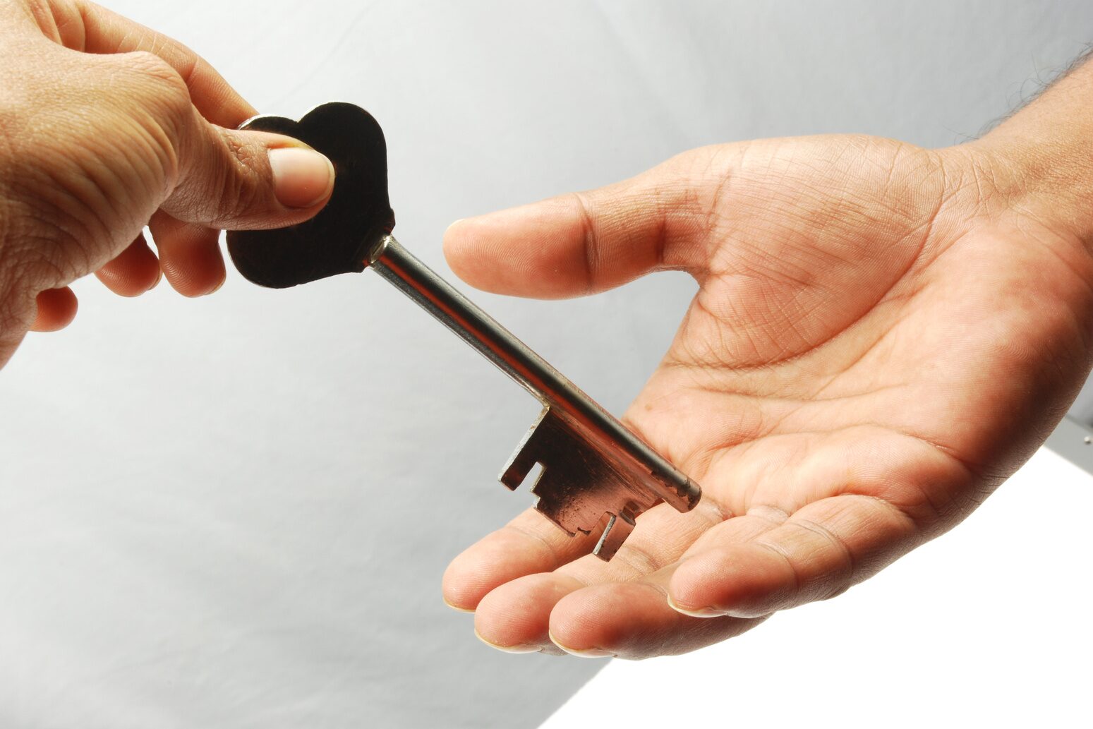 un échange de clés de main à main