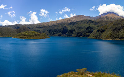 Vue panoramique de la lagune du Cuicocha.